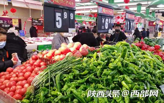 华润万家生活超市科技路店蔬菜、肉类供应充足。