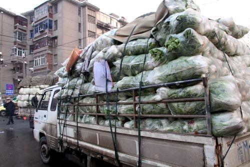千辆蔬菜运输车抵达南京蔬菜批发价格回落_c