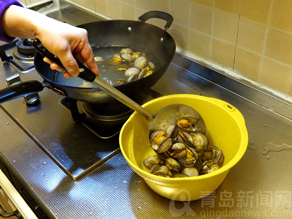青岛味儿！毛蛤蜊拌马家沟芹菜 吃过忘不了的特色美食