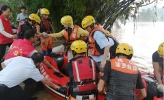 阳朔洪水中“菠萝”再显身手 45名游客及时安全转移